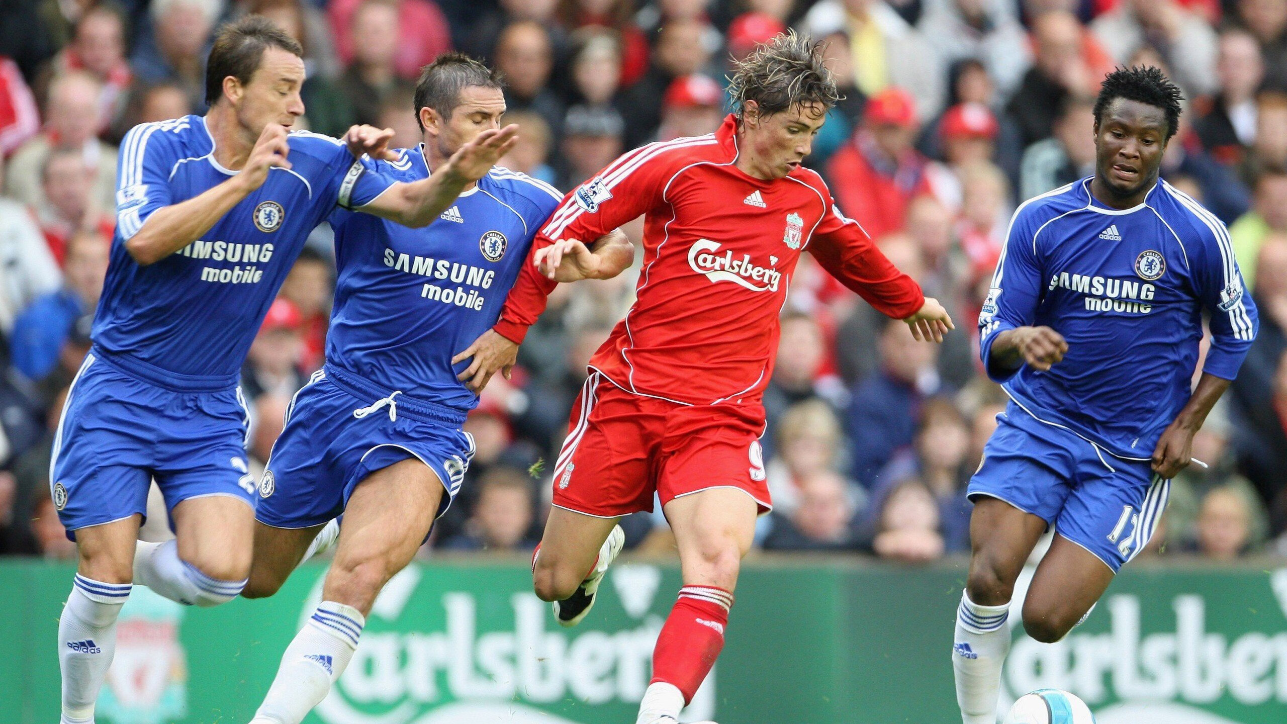 新西兰全黑队球员间默契配合,极具战术执行力,新西兰的球队