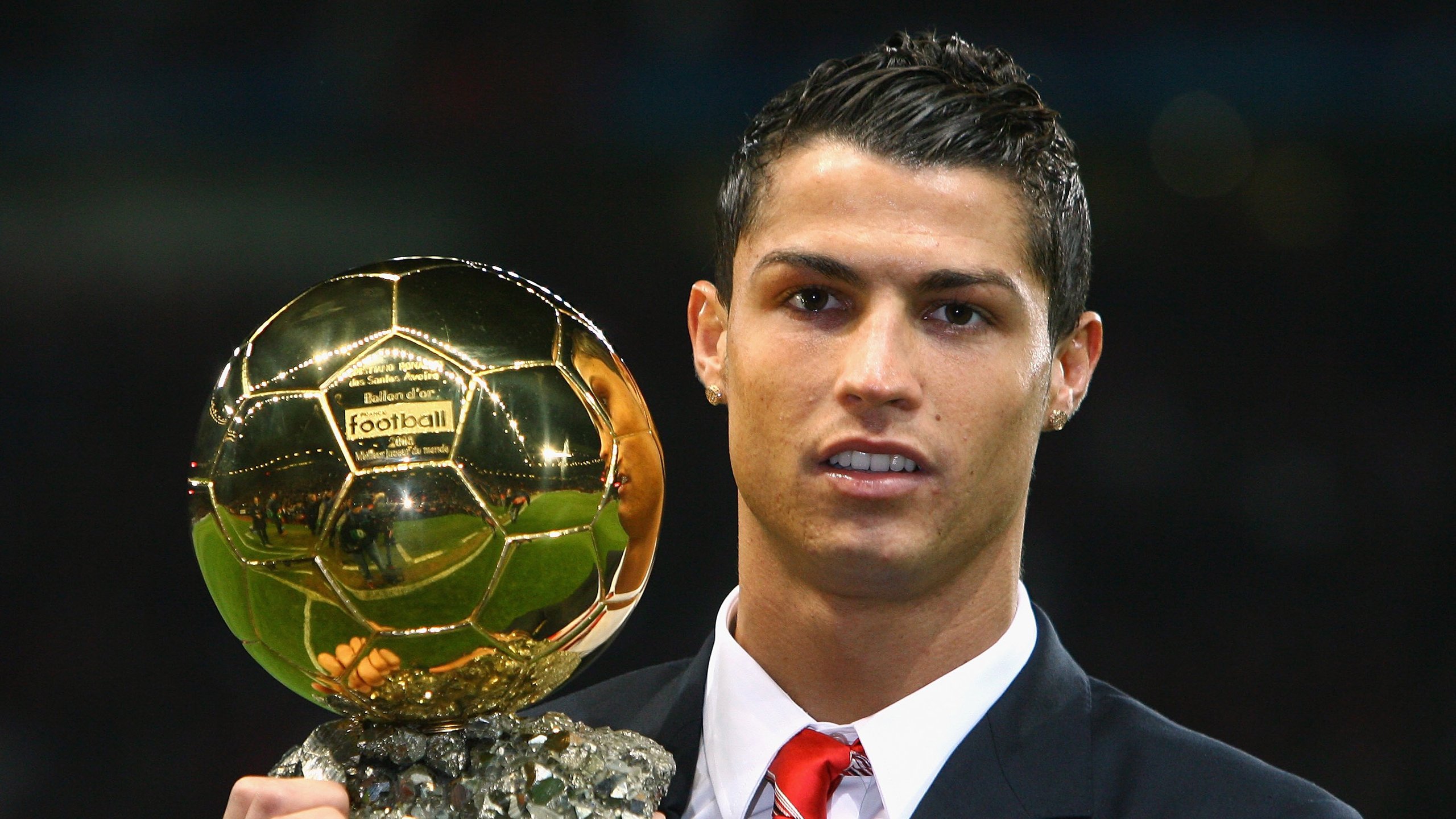 特色足球文化在国际博览会上亮相，推进文化交流与合作，足球文化馆